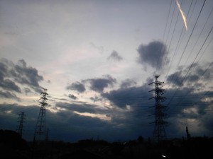 雲と送電塔