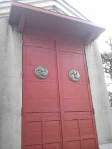 巴紋の扉のある蔵