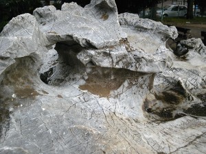 穴の開いた岩