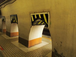お茶の水駅　トンネル