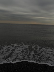 浪打際　灰色な海