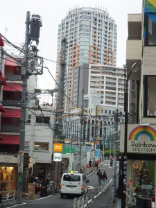 渋谷駅のほうから表参道交差点のほうは土地が高い
