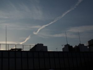 西武の屋上　飛行機雲