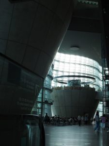 国立新美術館　円錐
