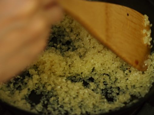 米を炒める