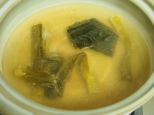鍋に仕立てる前のスープ