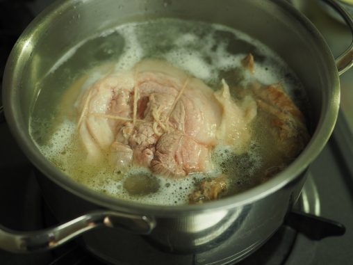 豚バラと鶏ガラを煮て行きます
