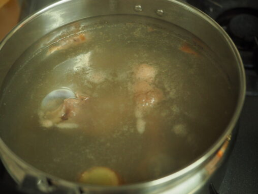豚骨を炊いてスープとります