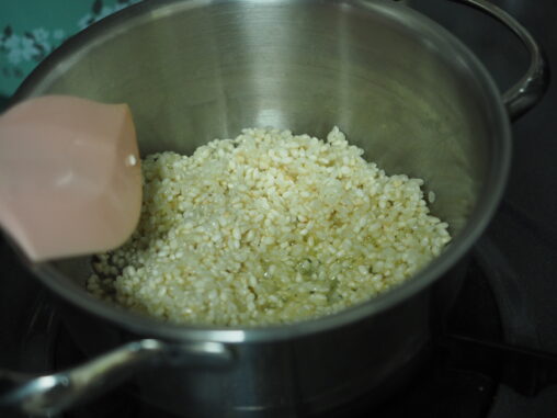 米を炒めてます