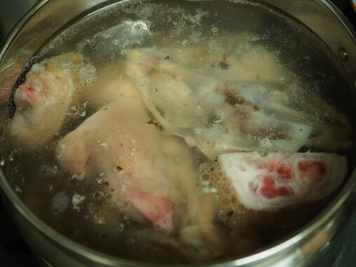 鶏ガラと豚足を煮る