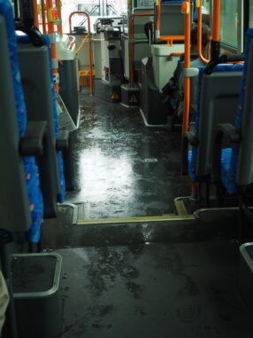 雨の日のバス車内