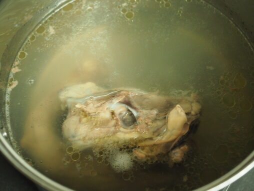 鶏ガラを炊いていきます