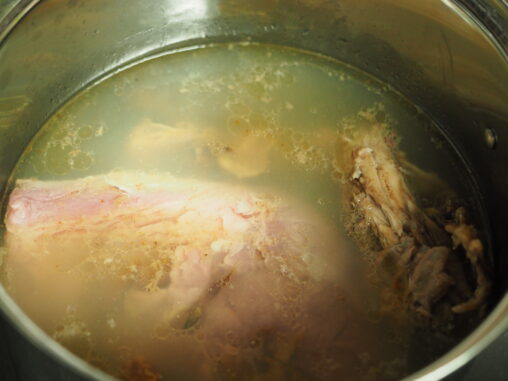 豚肉、乾物スープ投入