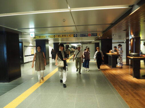 銀座駅付近　人が多い