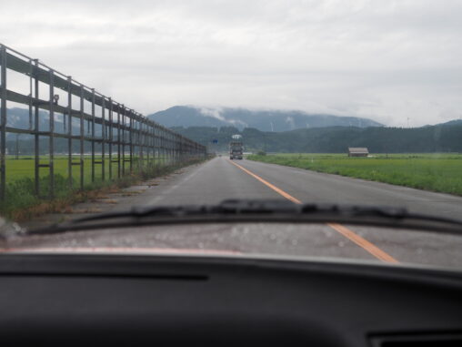 左に地吹雪防止柵がある