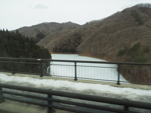 途中のダム湖が凍っている