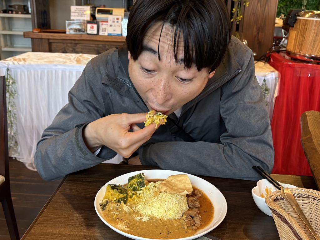 セイロンカレーハウスで手でカレーを食べる