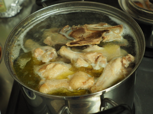 鶏油をとってどんどん煮込む