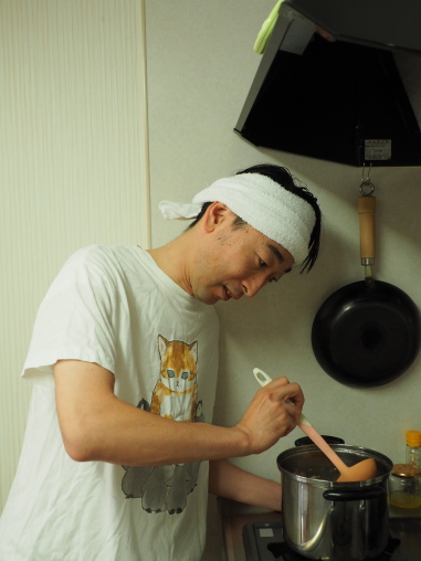 鶏油を回収中