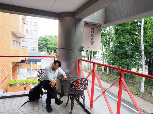 めいらあ堂の外椅子で！！