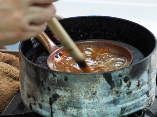 カルメ焼きつくってる
