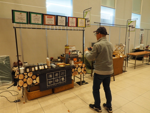 エビちゃん入念に設営