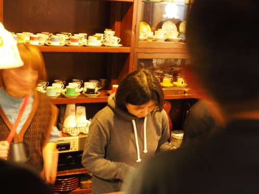 女性陣も淹れまくり