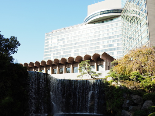 ニューオータニと滝