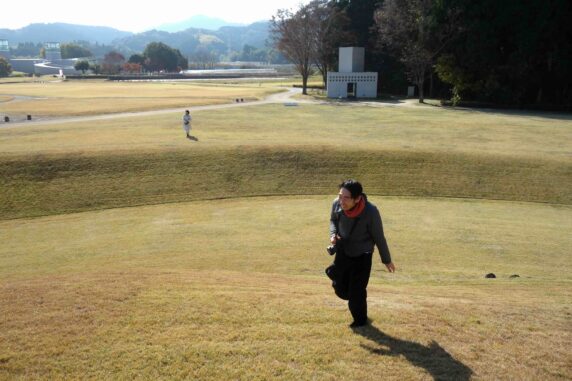 二子塚古墳で歩く僕と妻