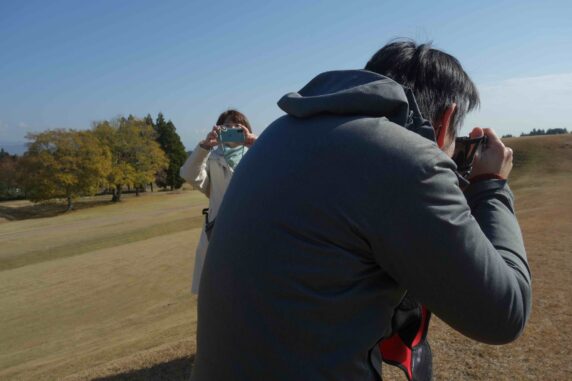 写真を撮る僕と妻