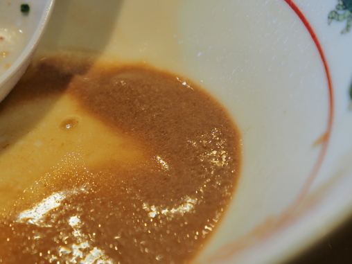 スープの底に骨粉