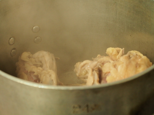 鶏ガラ蒸らし中