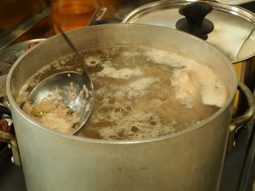 鶏ガラを炊いてます