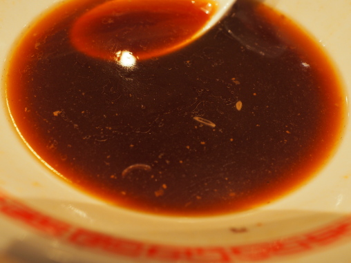 黒くて艶のあるスープ