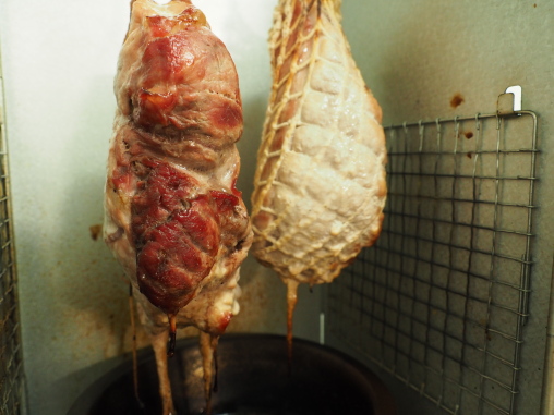 肩ロース(左)ともも肉(右)