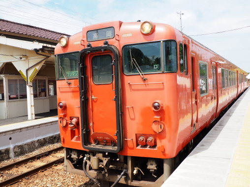オレンジ色の気動車