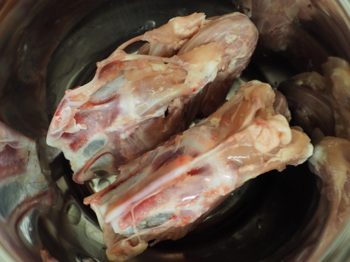 鶏ガラ　蒸しはじめ
