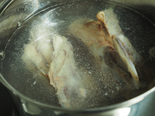 鶏ガラ炊き始め