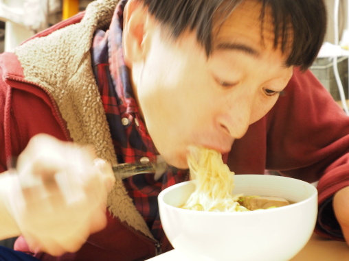 麺をすするイトー　サイコー