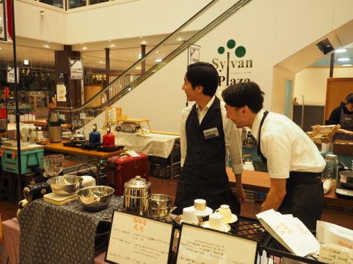 2人の視線の先には何が・・・