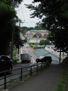 夏見台小学校脇の坂道