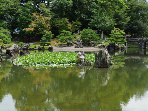琵琶湖からいいかぜが吹いてくる庭園