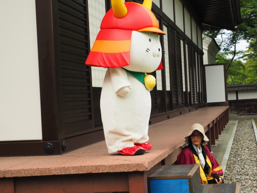 階段降りてさりゆくひこにゃん