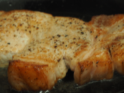 妻が焼き色を付けている