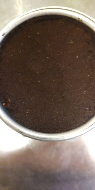 ホルダーに粉を詰める