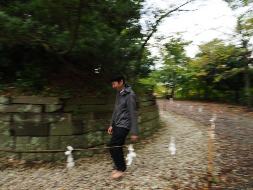 ぐるぐる回るはだし道