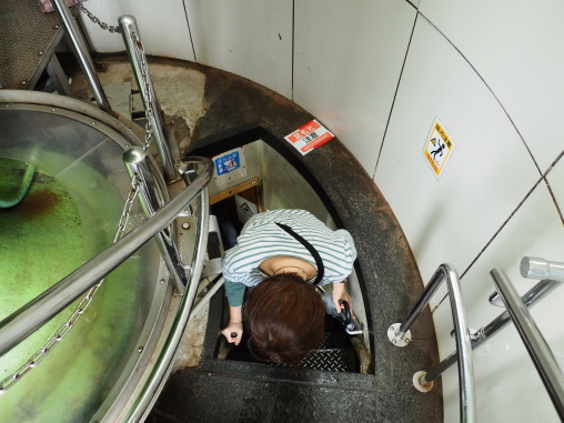 階段は急な螺旋階段