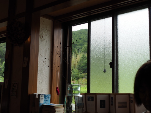 店内からの里山